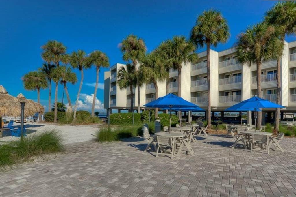 Apartment 409-waterfront View, Wifi, Pool, Close To Bucs Stadium *