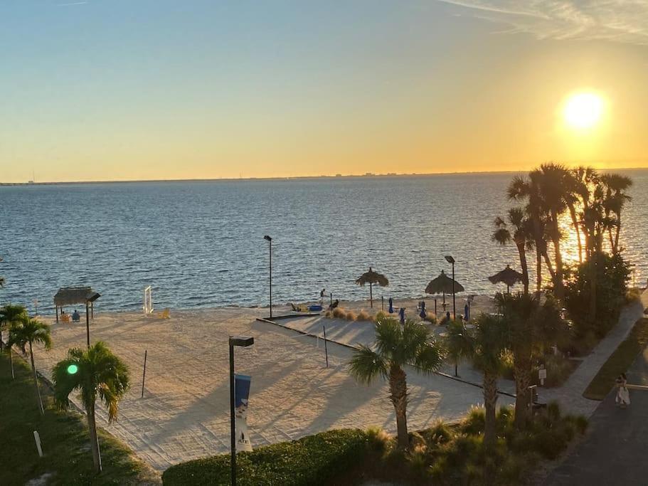 Apartment 409-waterfront View, Wifi, Pool, Close To Bucs Stadium