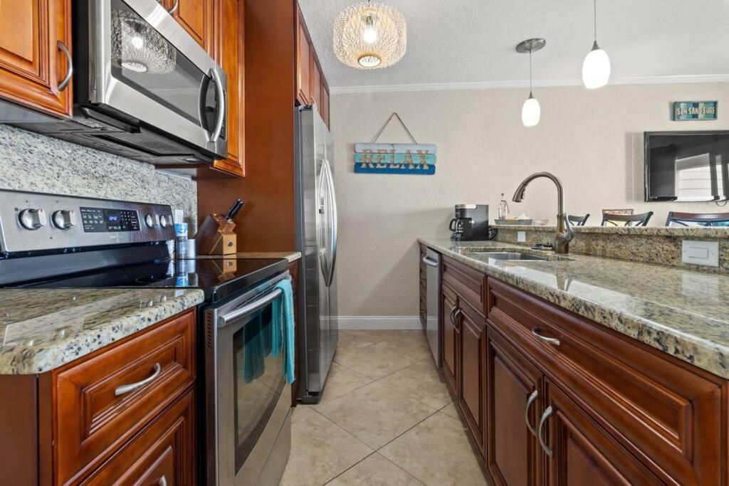 Apartment 409-waterfront View, Wifi, Pool, Close To Bucs Stadium *