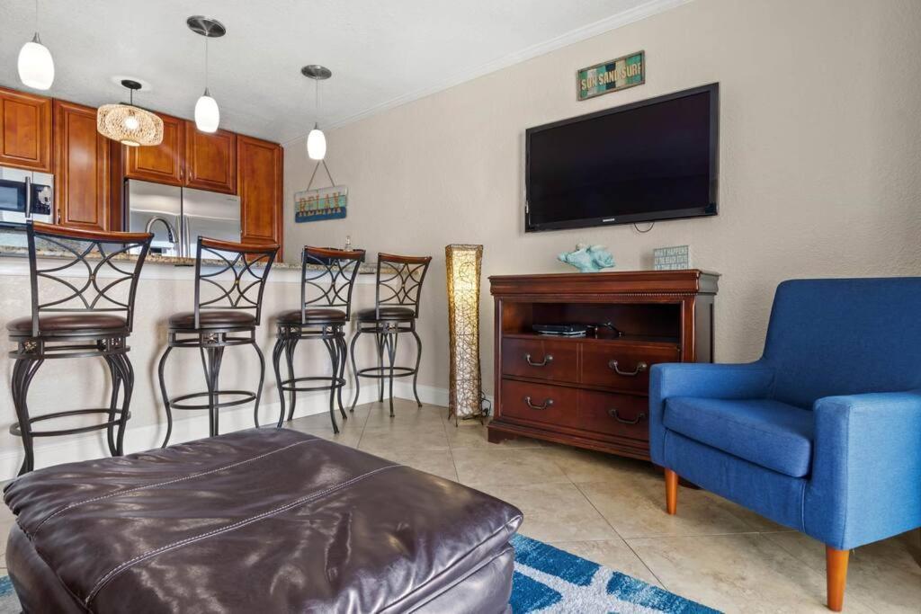 Apartment 409-waterfront View, Wifi, Pool, Close To Bucs Stadium *