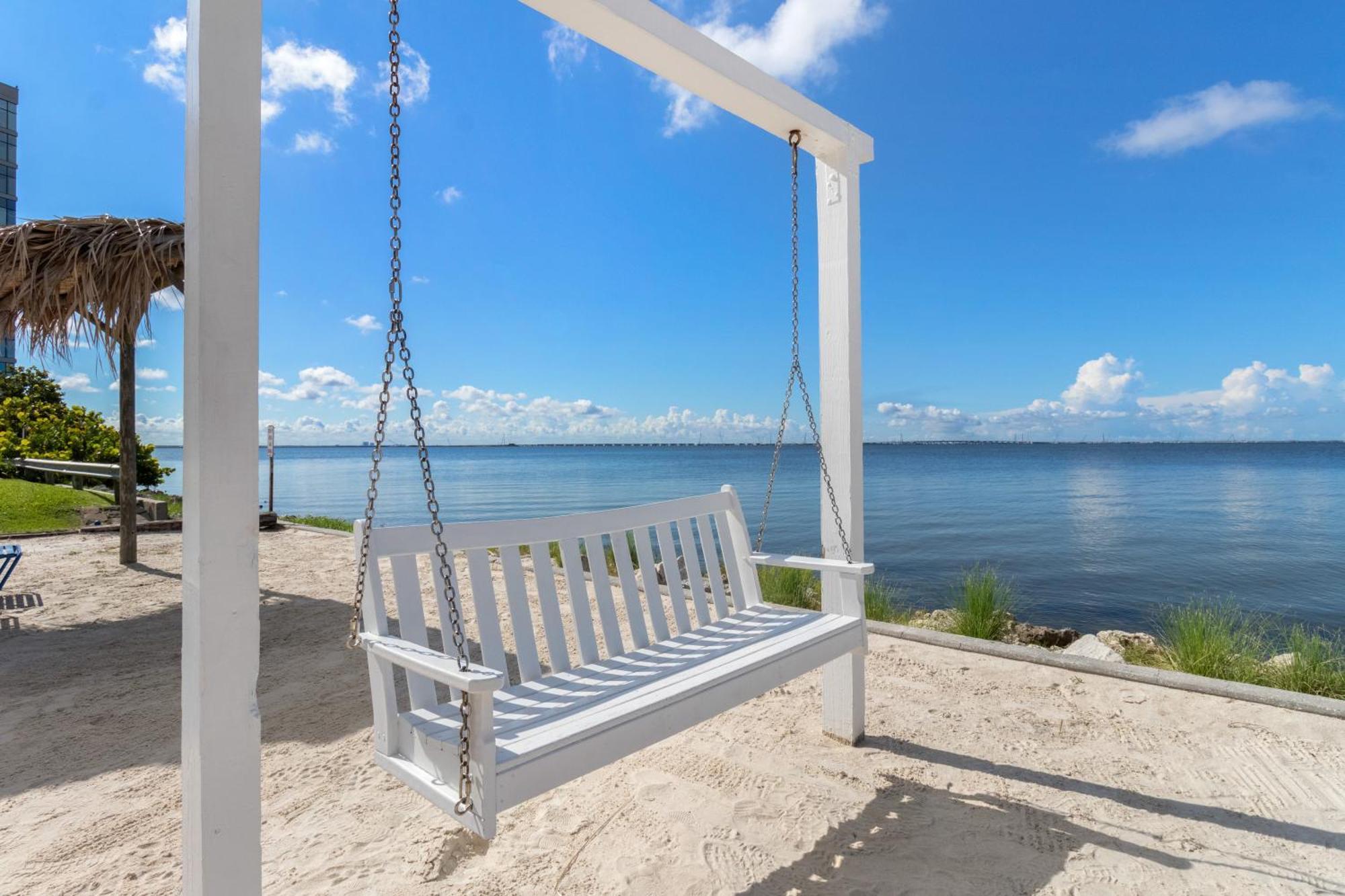 409-waterfront View, Wifi, Pool, Close To Bucs Stadium Apartment *